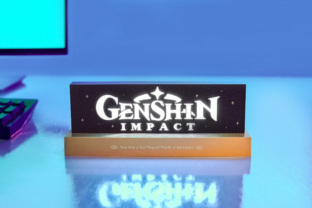 Lampe Genshin Impact sur un bureau
