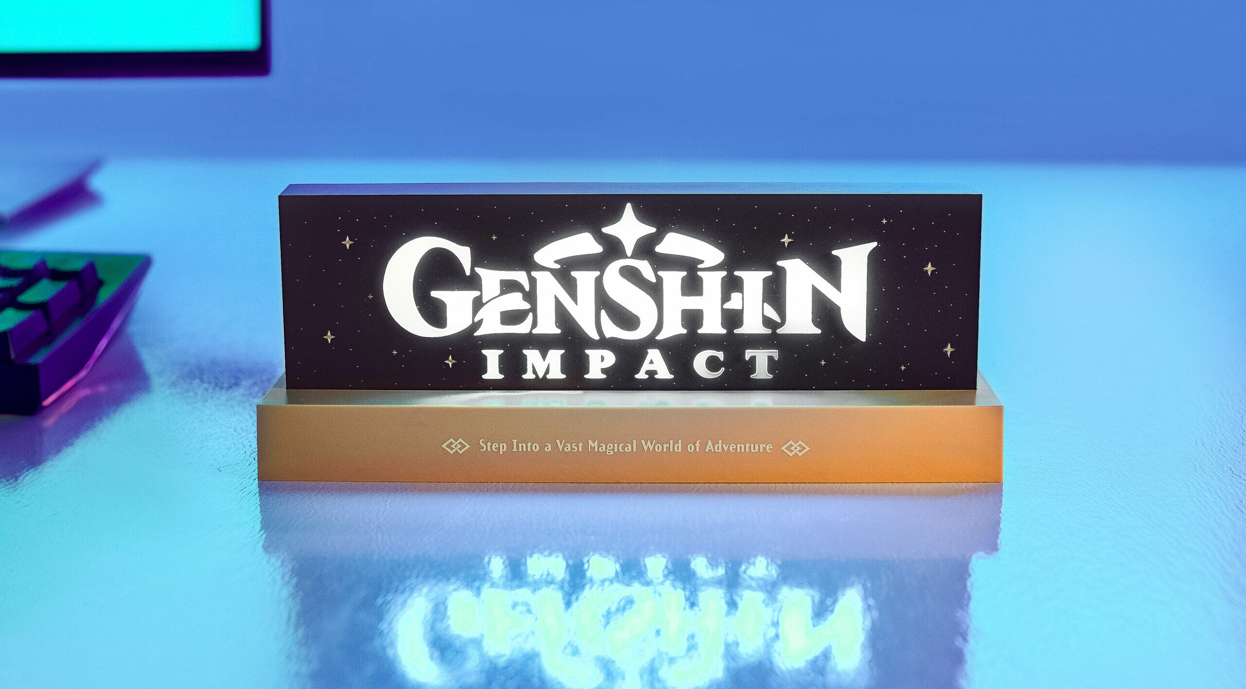 Genshin Impact : The Official Licensed Light sur un bureau