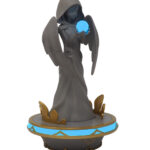Figurine lumineuse Genshin Impact: Mondstadt Statue of The Seven sur fond blanc, allumée de plein pied, de 3 quart gauche
