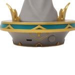 Figurine lumineuse Genshin Impact: Mondstadt Statue of The Seven sur fond blanc, de dos, focus sur la base