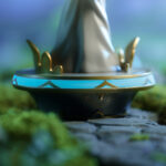 Figurine lumineuse Genshin Impact: Mondstadt Statue of The Seven en situation, allumée, focus sur la base