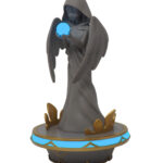 Figurine lumineuse Genshin Impact: Mondstadt Statue of The Seven sur fond blanc, de plein pied, allumée, de 3 quart droite