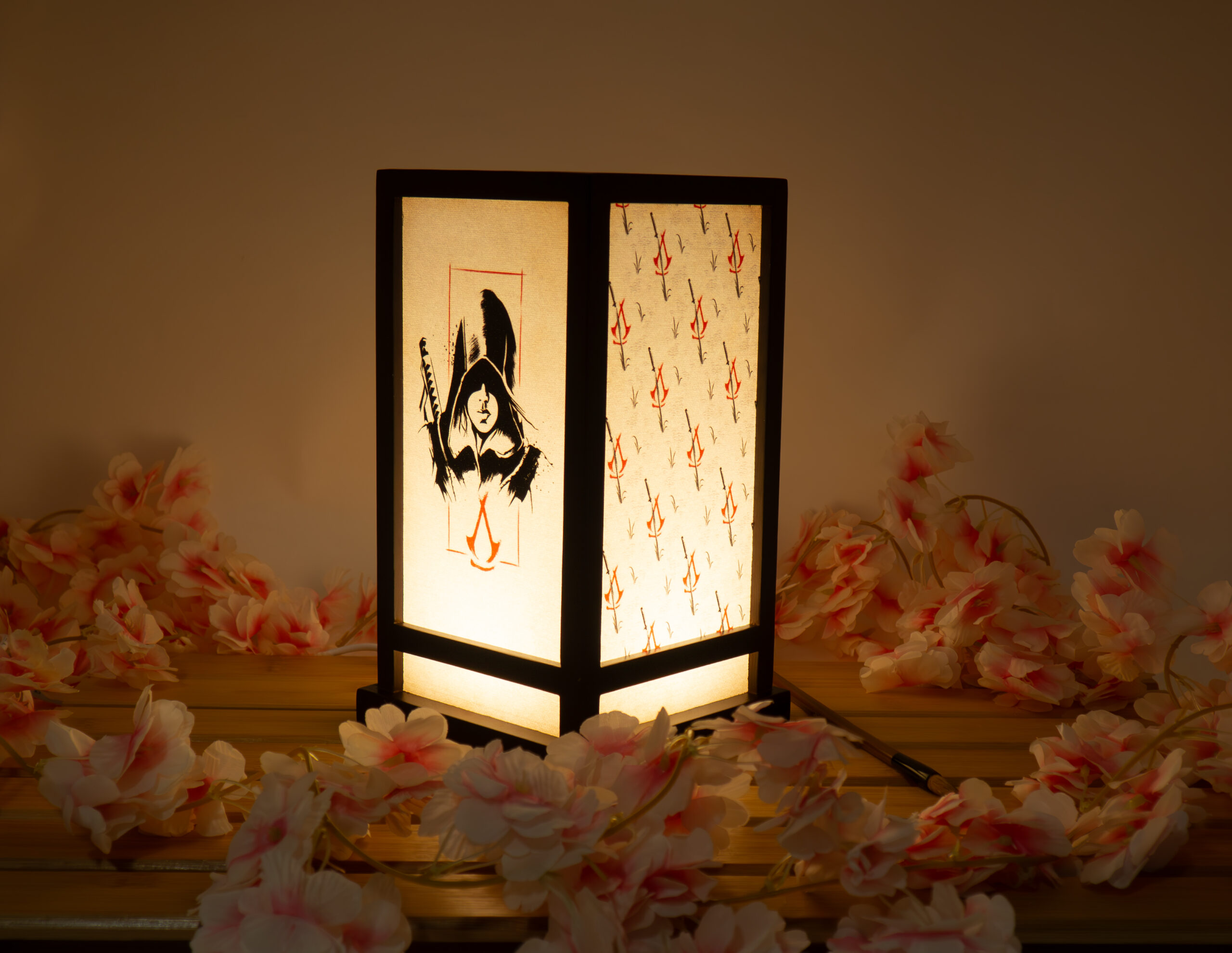 lanterne style japonais avec les protagonistes d'assassin's creed au milieu de fleur de cerisier